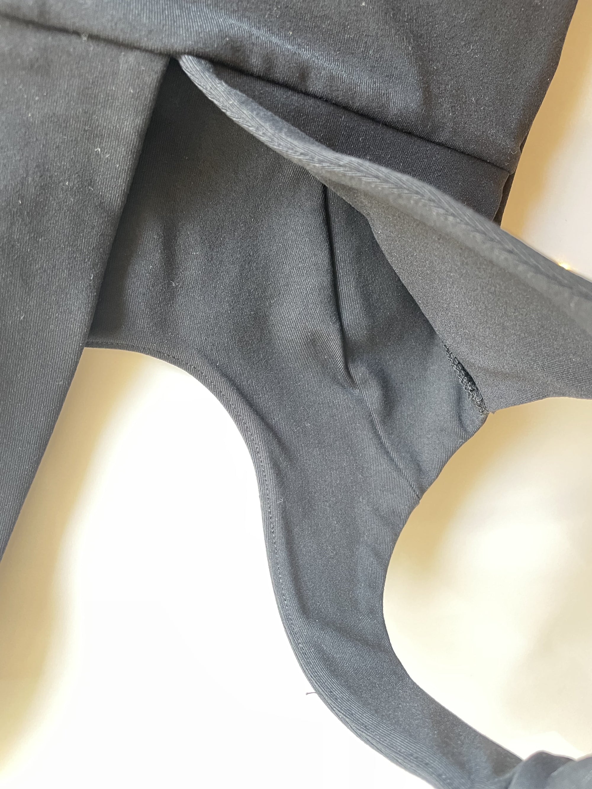 Cutoutアクティブ ボディースーツ